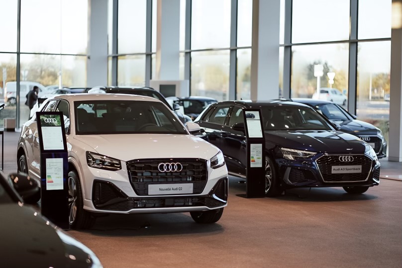 Informationsstelen in den Showrooms von Audi und Volkswagen